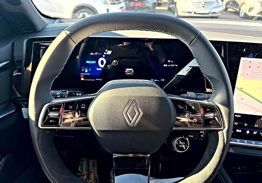 Vue rapprochée du volant noir multifonction Renault Austral 2026 avec tableau de bord numérique et écran tactile latéral.