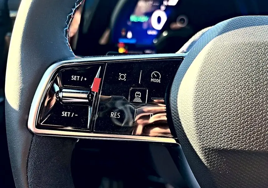 Gros plan sur les commandes de régulateur de vitesse au volant noir du Renault Austral 2026 esprit alpine.