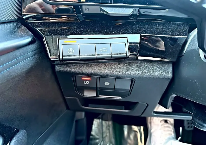 Gros plan sur les commandes latérales noires du tableau de bord du Renault Austral 1.2 e-tech full hybrid 200 esprit alpine.
