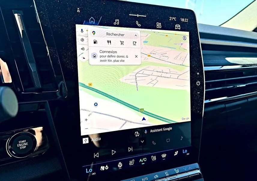 Gros plan sur l’écran tactile central du tableau de bord du Renault Austral noir, affichant la navigation GPS.