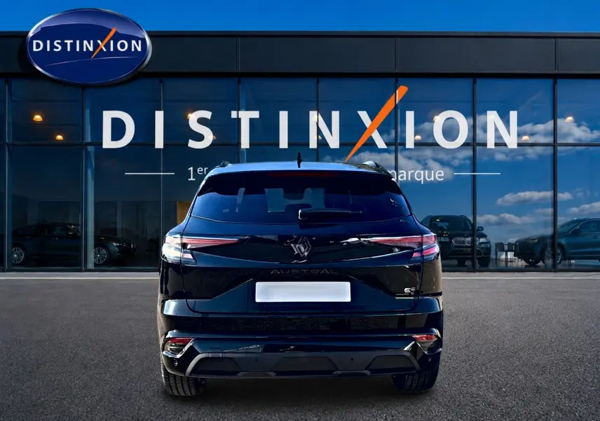 Vue arrière du Renault Austral noir 2026 esprit alpine avec feux LED et logo distinctif sur fond de vitrine Distinxion.