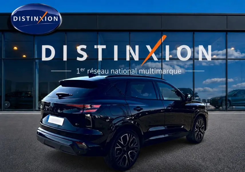 Renault Austral noir en 3/4 arrière droit, avec jantes alu et becquet arrière, devant vitrine Distinxion.