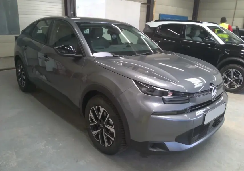 Citroën C4 hybride gris Mercury vue 3/4 avant droit, avec jantes bi-ton et phares LED distinctifs.