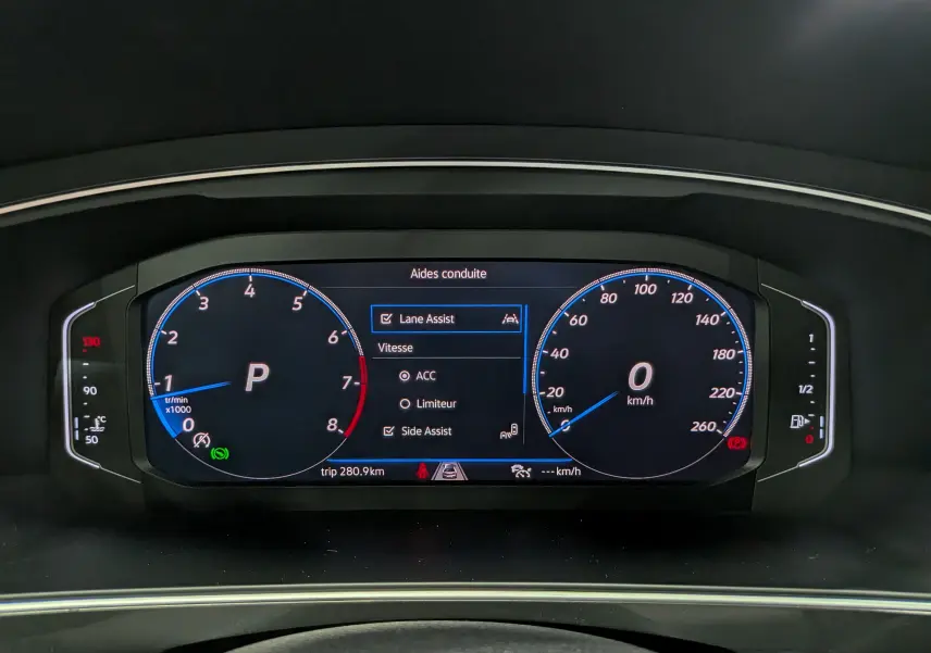 Affichage numérique du tableau de bord du Volkswagen Tiguan 2024, montrant les aides à la conduite activées.