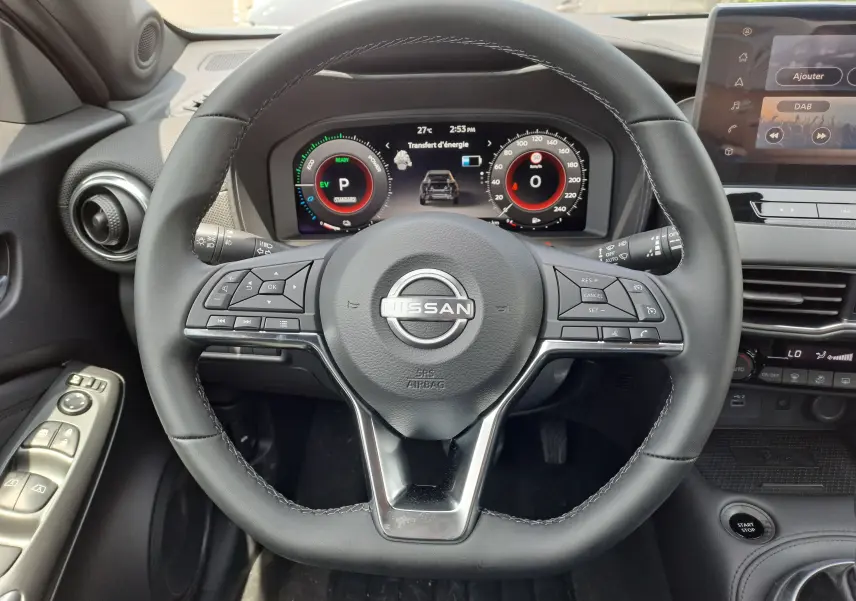 Vue rapprochée du volant noir du Nissan Juke Hybrid 143 N-Connecta 2025 avec tableau de bord numérique et commandes intégrées.