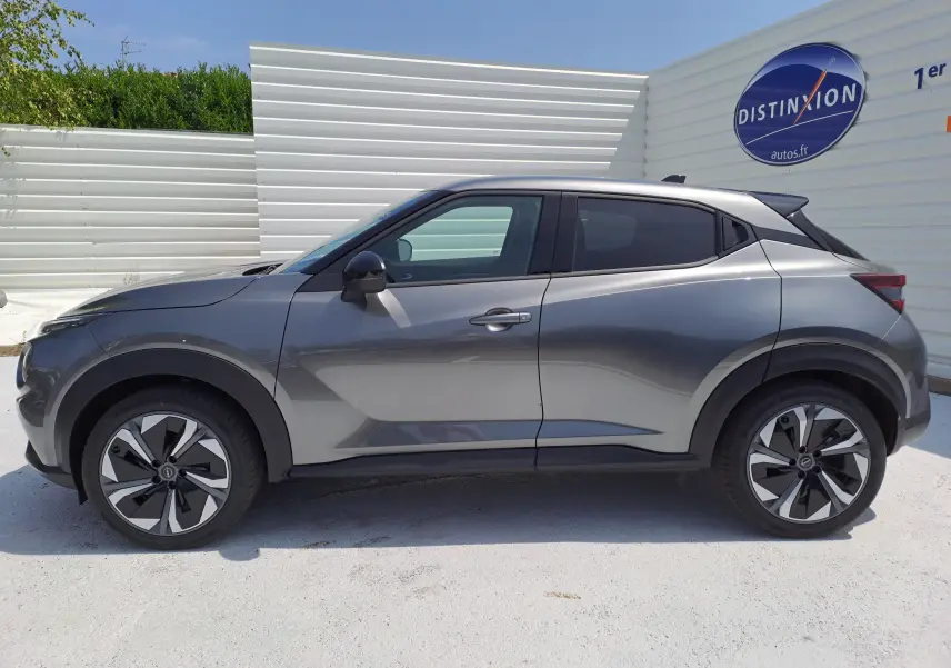 Profil côté gauche du Nissan Juke Hybrid 143 N-Connecta gris squale avec jantes alliage au design moderne.