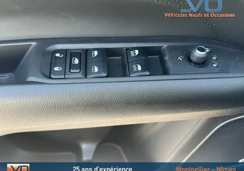 Gros plan sur les commandes de lève-vitres et réglage des rétroviseurs côté conducteur du Jeep Compass noir 2023.