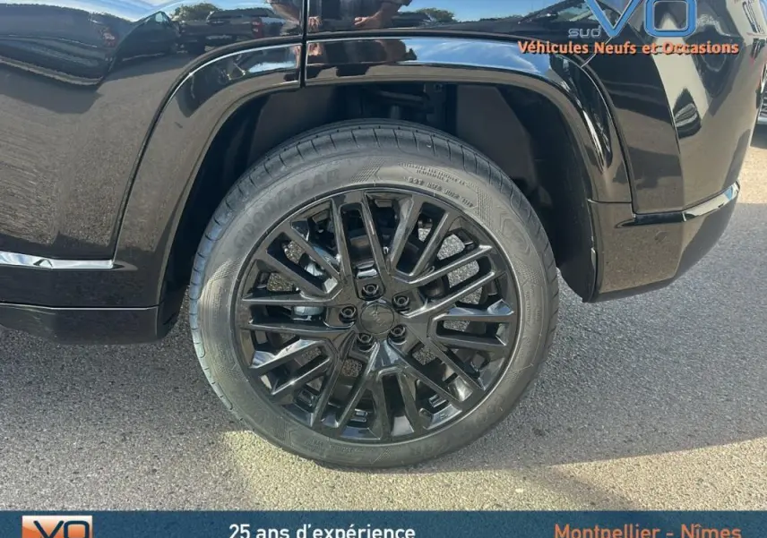 Gros plan sur la roue arrière droite noire avec jante alliage 19 pouces du Jeep Compass noir 2023.