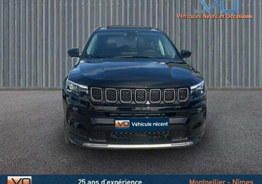 Vue frontale d'un Jeep Compass noir 2023 avec calandre distinctive et toit ouvrant panoramique visible.
