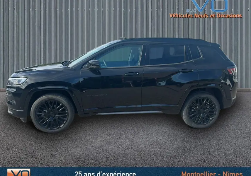 Profil côté gauche du Jeep Compass noir 2023 avec jantes alliage noires et toit ouvrant panoramique visible.