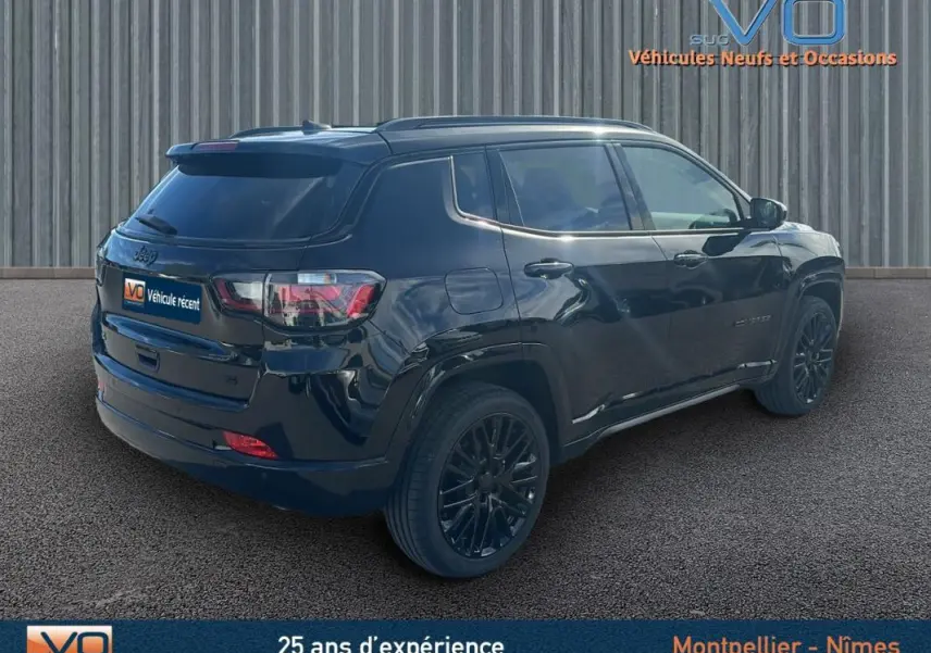 Vue 3/4 arrière droite du Jeep Compass noir 2023 avec jantes alliage noires et toit ouvrant panoramique.