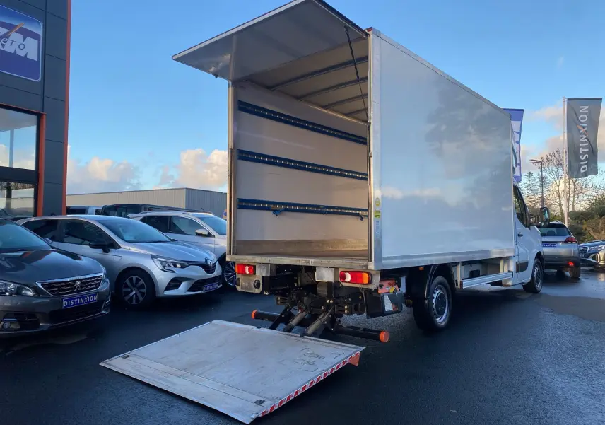 Renault Master Châssis cabine blanc vu de trois quarts arrière droit avec hayon élévateur déployé.