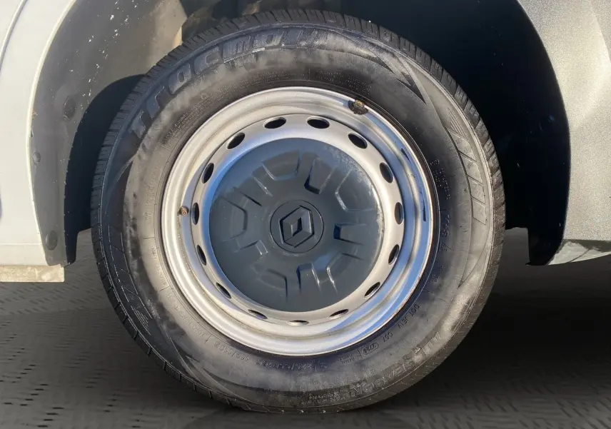 Gros plan sur la roue avant droite blanche du Renault Master Châssis Cabine avec jante tôlée et logo central.