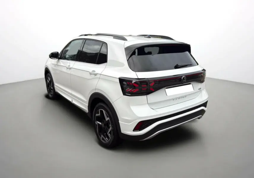 Vue 3/4 arrière droite du Volkswagen T-Cross blanc pur TSI 116 DSG7 R-Line avec jantes alu noires et vitres surteintées.