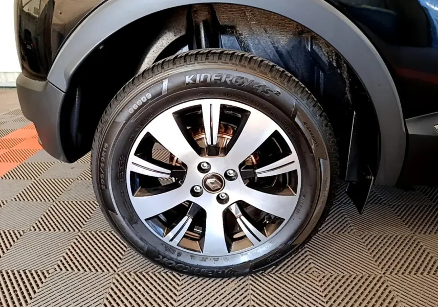 Gros plan sur la roue avant droite noire du Renault Captur Business TCe 90 avec jante alliage argentée et pneus Kinergy.