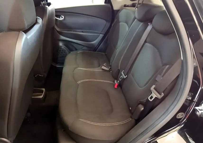 Vue intérieure côté droit montrant la banquette arrière noire avec surpiqûres blanches du Renault Captur Business 2018.