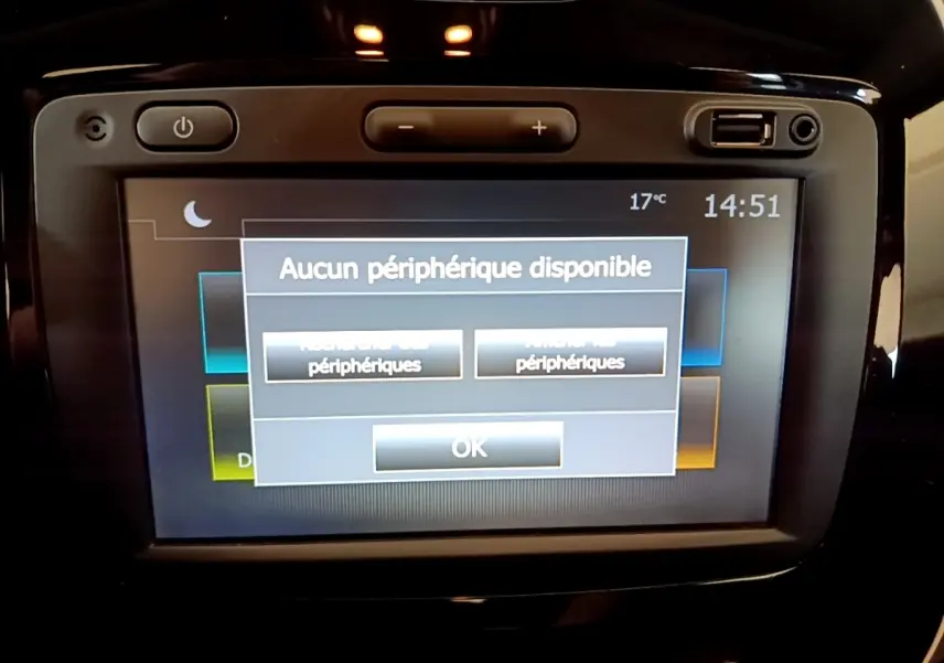 Écran tactile central du tableau de bord du Renault Captur Business noir affichant un message "Aucun périphérique disponible".