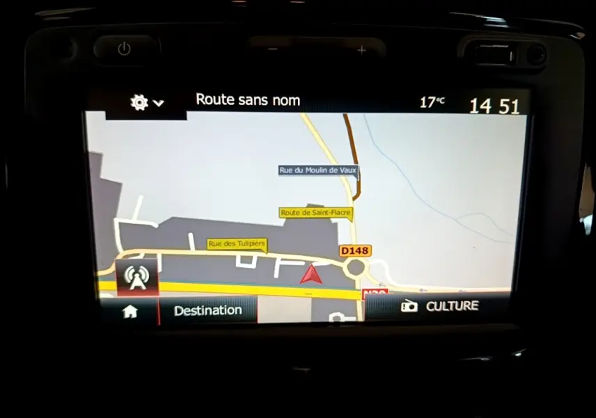 Écran tactile du système de navigation 7 pouces du Renault Captur Business TCe 90, affichant une carte routière.