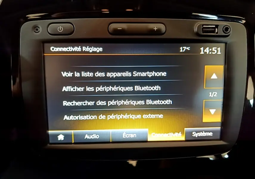 Écran tactile central noir du Renault Captur Business TCe 90 de 2018 affichant le menu connectivité Bluetooth.