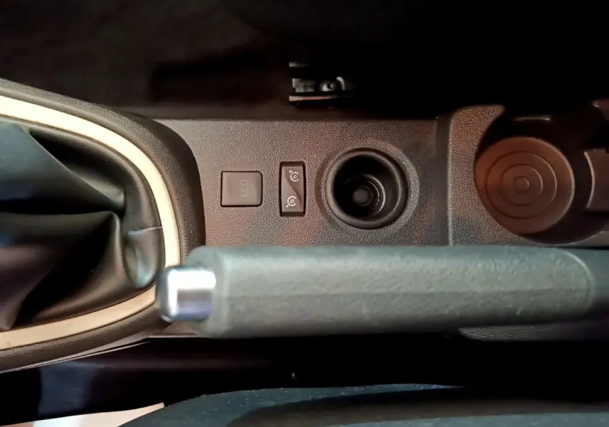 Vue rapprochée du frein à main et des boutons Eco et régulateur sur la console centrale d’un Renault Captur noir.