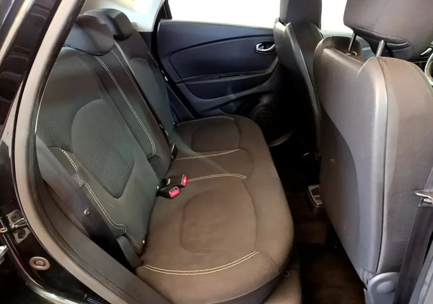 Vue intérieure côté gauche montrant la banquette arrière noire du Renault Captur Business TCe 90 de 2018.