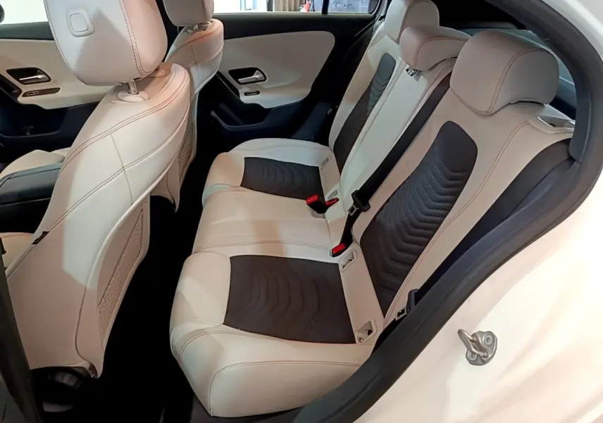 Vue côté droit sur l'intérieur arrière blanc et noir de la Mercedes Classe A Berline A 250 e Business Line 2020.