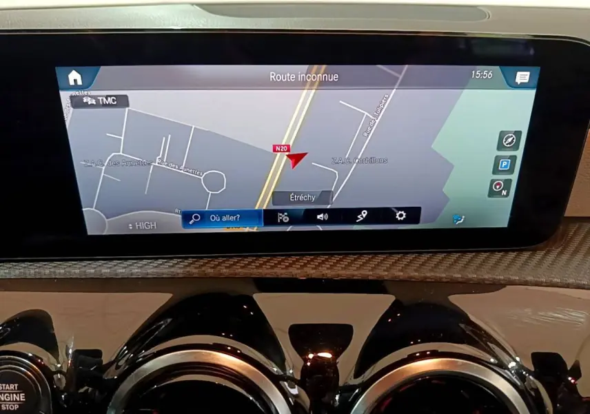Écran tactile central du tableau de bord de la Mercedes Classe A 250 e Business Line blanc, affichage navigation 3D.