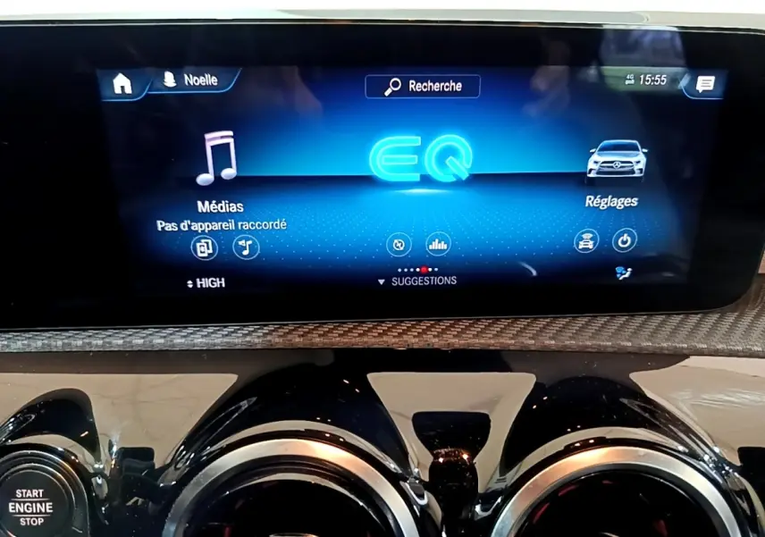 Vue rapprochée de l’écran tactile central et des aérateurs ronds noirs du tableau de bord d’une Mercedes Classe A blanche.