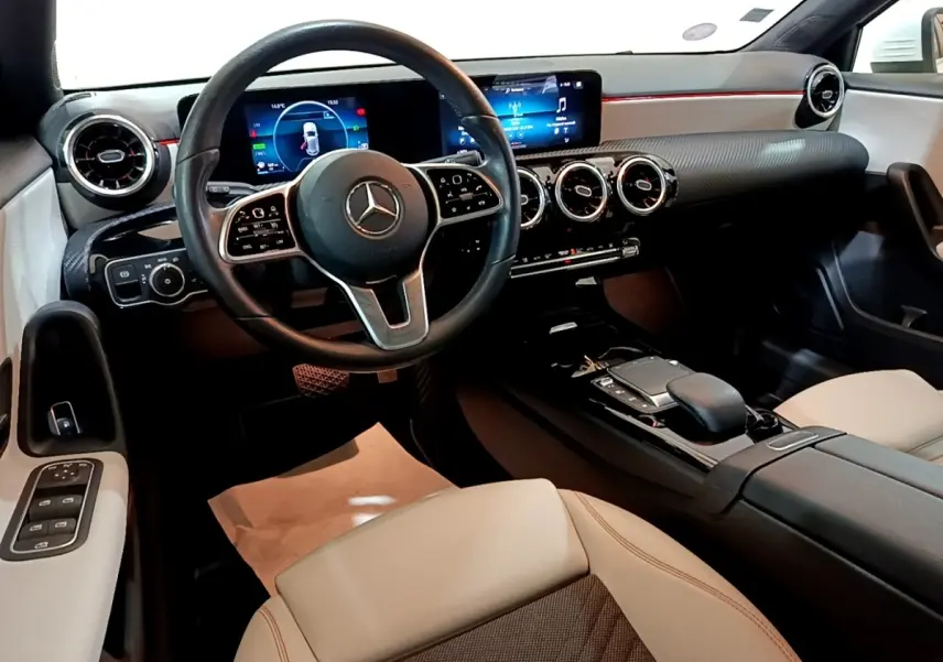 Intérieur de la Mercedes Classe A 250 e Business Line 2020 vu côté conducteur, volant cuir et tableau de bord numérique.