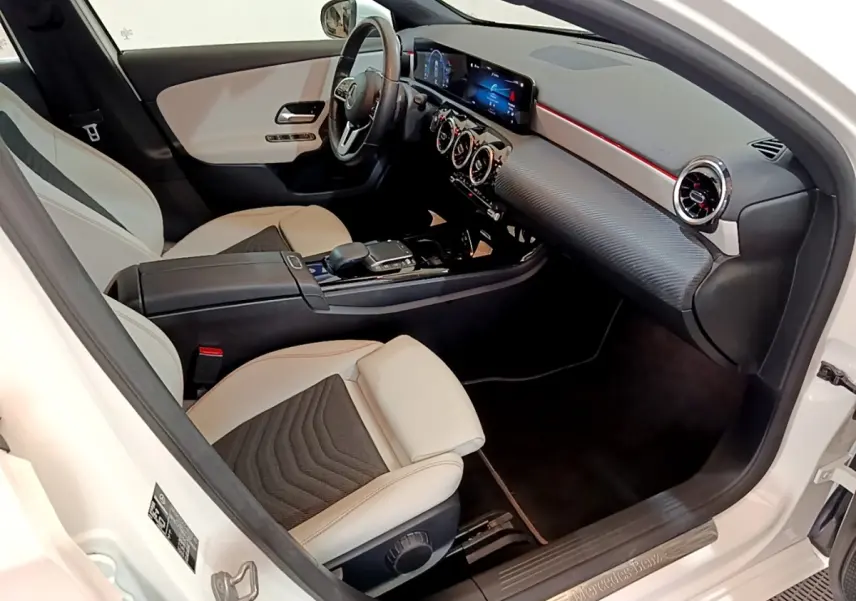Intérieur de la Mercedes Classe A 250 e Business Line 2020, vue côté conducteur, sièges bicolores et tableau de bord digital.