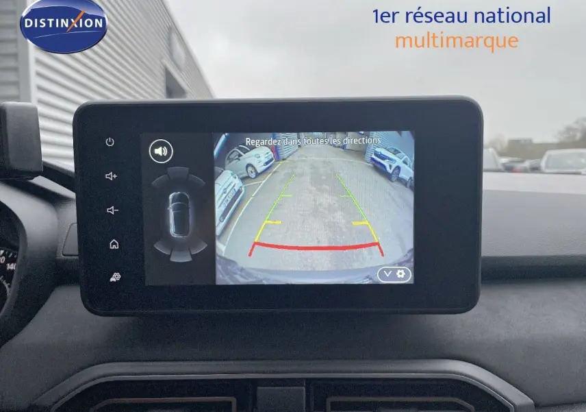 Gros plan sur les commandes au volant à gauche du Dacia Jogger gris schiste, avec régulateur de vitesse visible.
