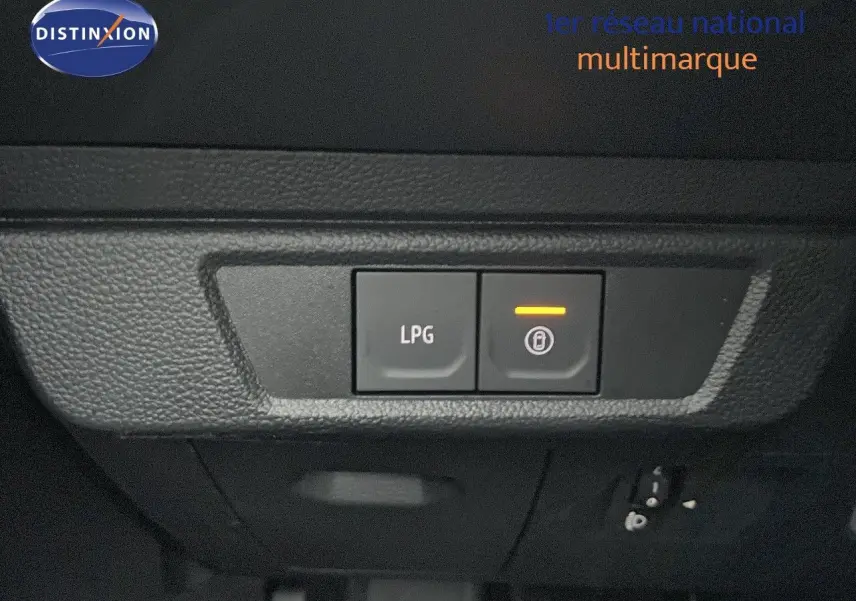 Écran tactile central affichant les paramètres d’assistance de voie dans un Dacia Jogger gris schiste métal, vue intérieure frontale.