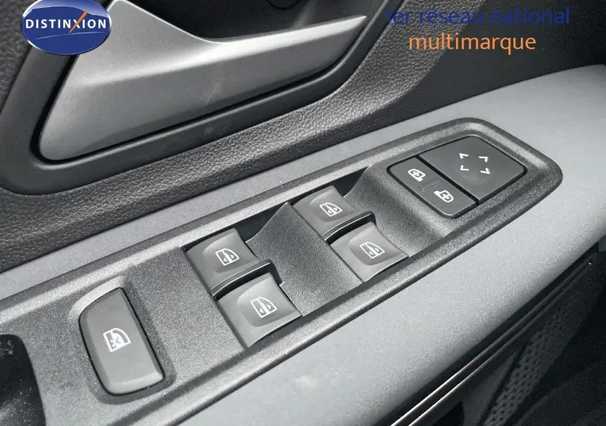 Écran central du tableau de bord du Dacia Jogger gris schiste, affichant les paramètres d’aide au stationnement.