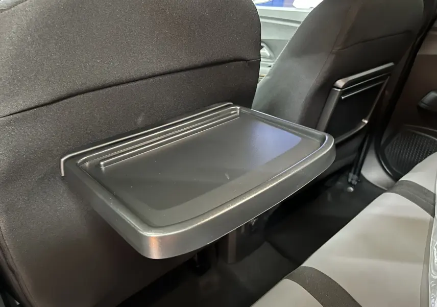 Tablette rabattable noire vue de côté arrière dans l'habitacle du Dacia Jogger gris schiste métal 7 places.