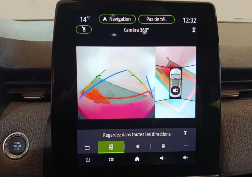 Écran tactile central de la Renault Clio Techno TCe 90 affichant la caméra 360° et le bouton démarrage à gauche.