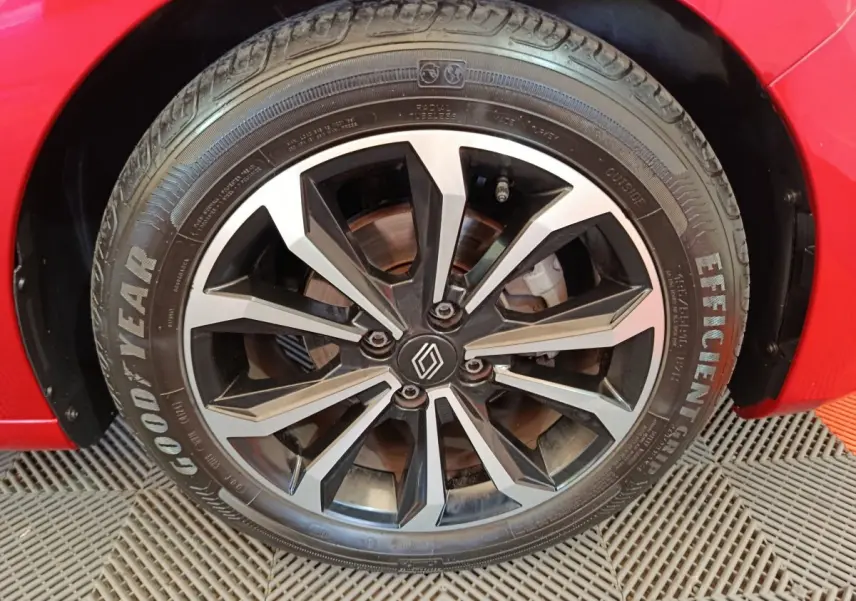 Gros plan sur la roue arrière droite d'une Renault Clio Techno TCe 90 rouge 2024, avec pneu Goodyear visible.