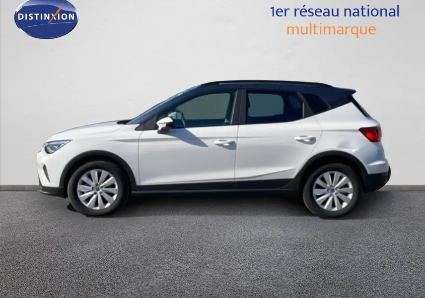Vue de profil côté gauche du SEAT Arona blanc avec toit gris, version 2025 Style Special Edition.