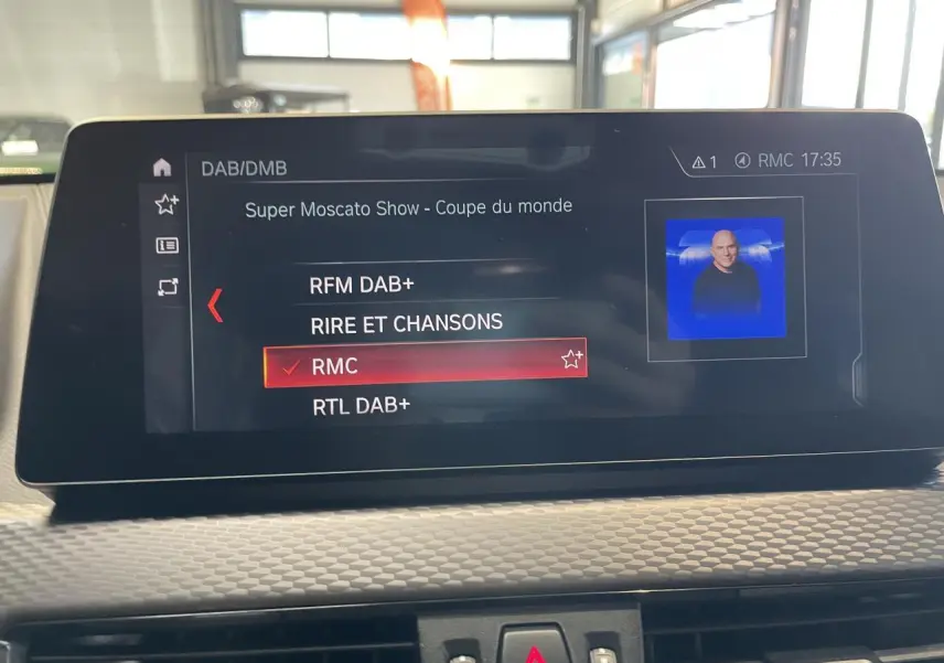 Écran multimédia du BMW X2 M Sport X 2022 affichant les stations radio DAB+ en intérieur lumineux.