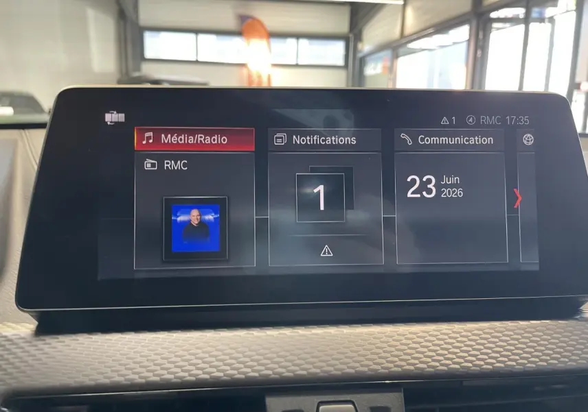 Écran central multimédia de BMW X2 M Sport X 2022 affichant menu Média, Notifications et Communication en intérieur.