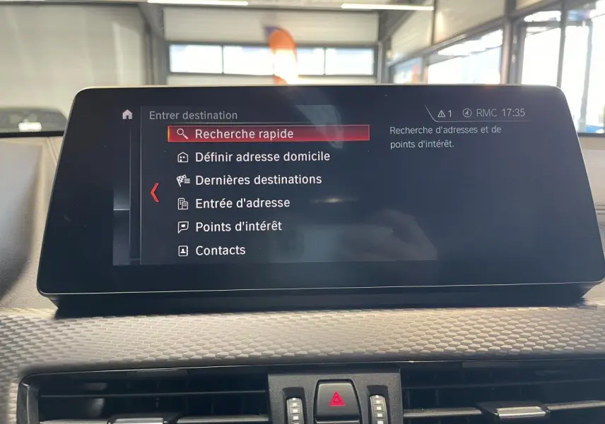 Écran central du système de navigation BMW X2 M Sport X 2022 affichant le menu de saisie d'adresse.