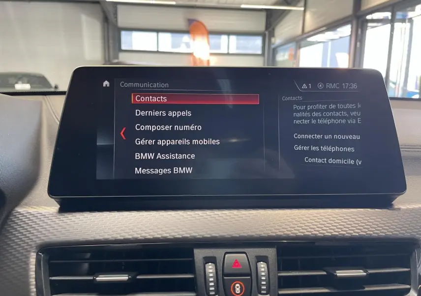 Écran tactile central de la BMW X2 M Sport X 2022 affichant le menu communication dans un intérieur gris anthracite.
