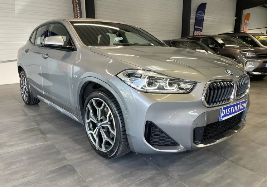 BMW X2 sDrive 18d M Sport X gris foncé vue 3/4 avant avec jantes alliage 19 pouces style 722 M à rayons en Y.