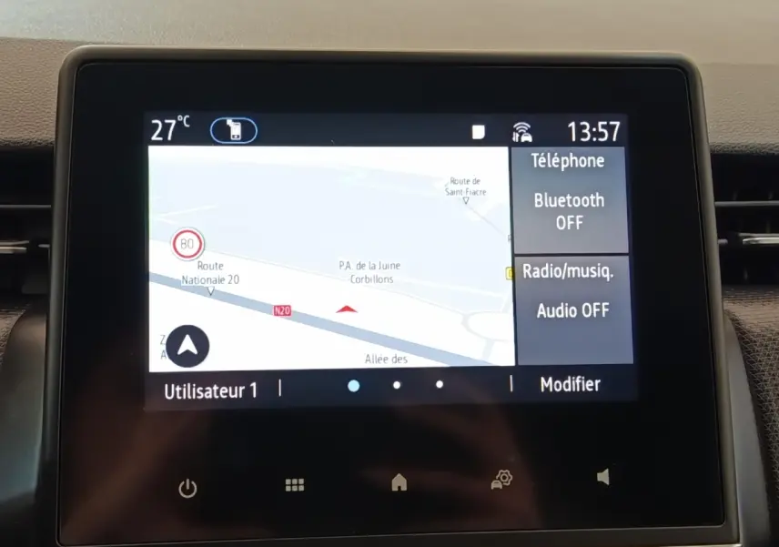 Écran tactile central de la Renault Clio Business blanc, affichant la navigation et les options multimédias.