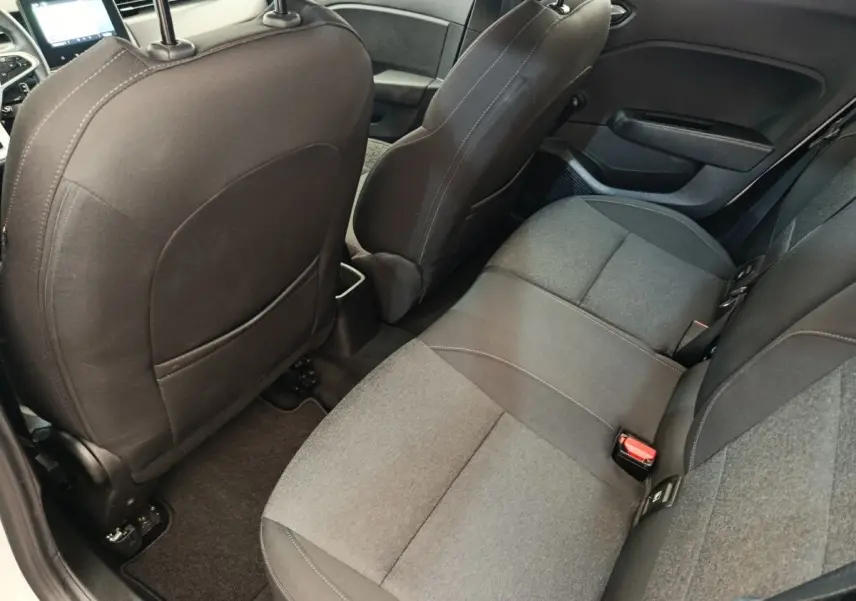 Vue intérieure arrière montrant la banquette noire et grise de la Renault Clio Business TCe 100 GPL 2021.