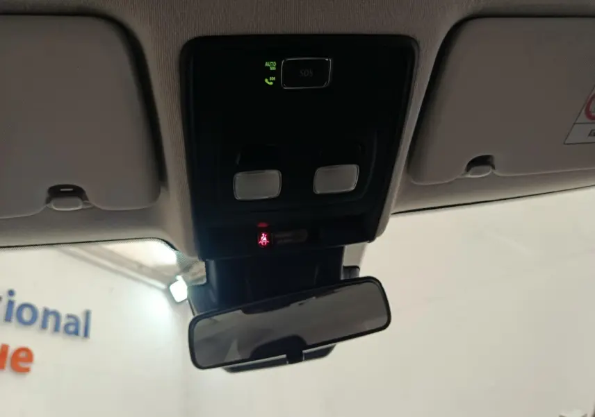 Vue intérieure du rétroviseur central et du plafonnier avec boutons SOS et éclairage dans une Renault Clio blanche 2021.
