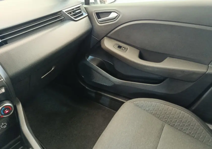Vue intérieure côté passager avant de la Renault Clio Business TCe 100 GPL 2021 avec sellerie grise et tableau de bord noir.