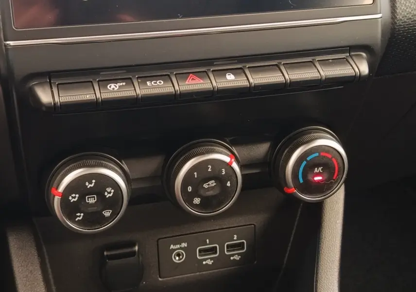 Vue rapprochée des commandes de climatisation et des ports USB de la Renault Clio Business TCe 100 GPL blanche de 2021.
