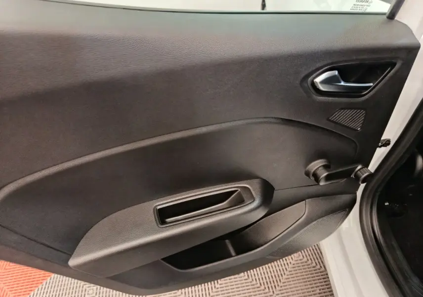 Vue intérieure de la porte avant droite noire d'une Renault Clio Business TCe 100 GPL blanche, avec poignée et manivelle de vitre.