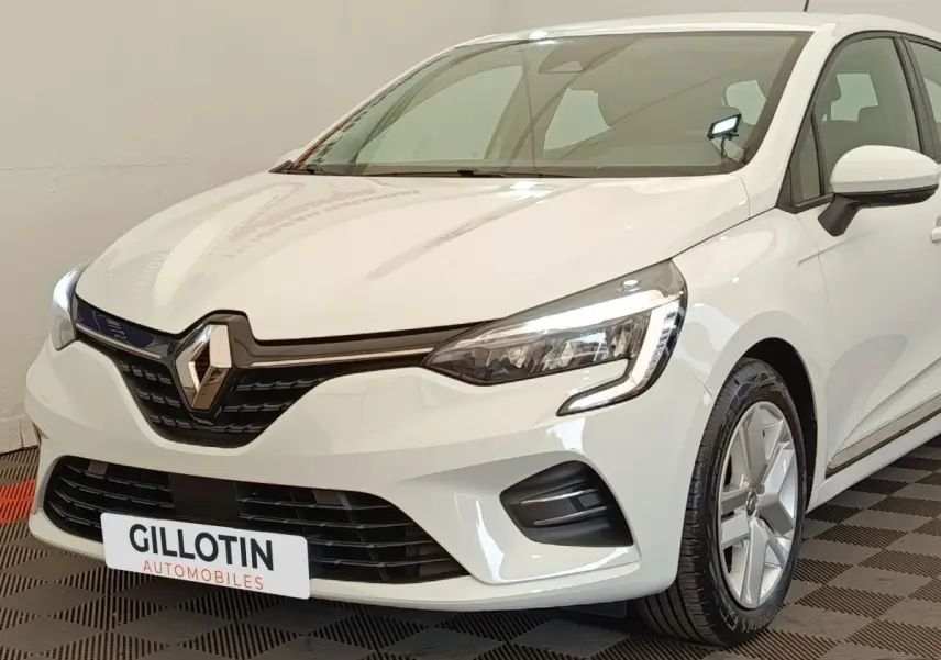 Renault Clio Business TCe 100 GPL blanc vue 3/4 avant droit avec phares LED et calandre noire brillante.
