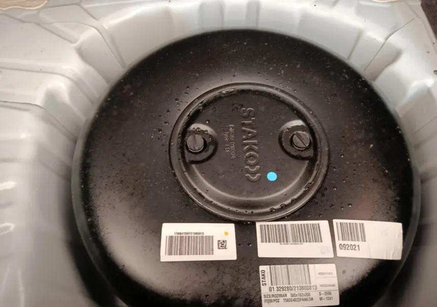 Vue rapprochée du réservoir GPL noir dans le coffre blanc d’une Renault Clio Business TCe 100 GPL 2021.